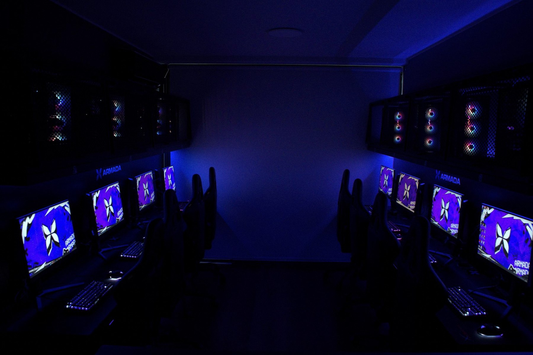 Zona PC — estaciones con monitores y periféricos Pulse Game