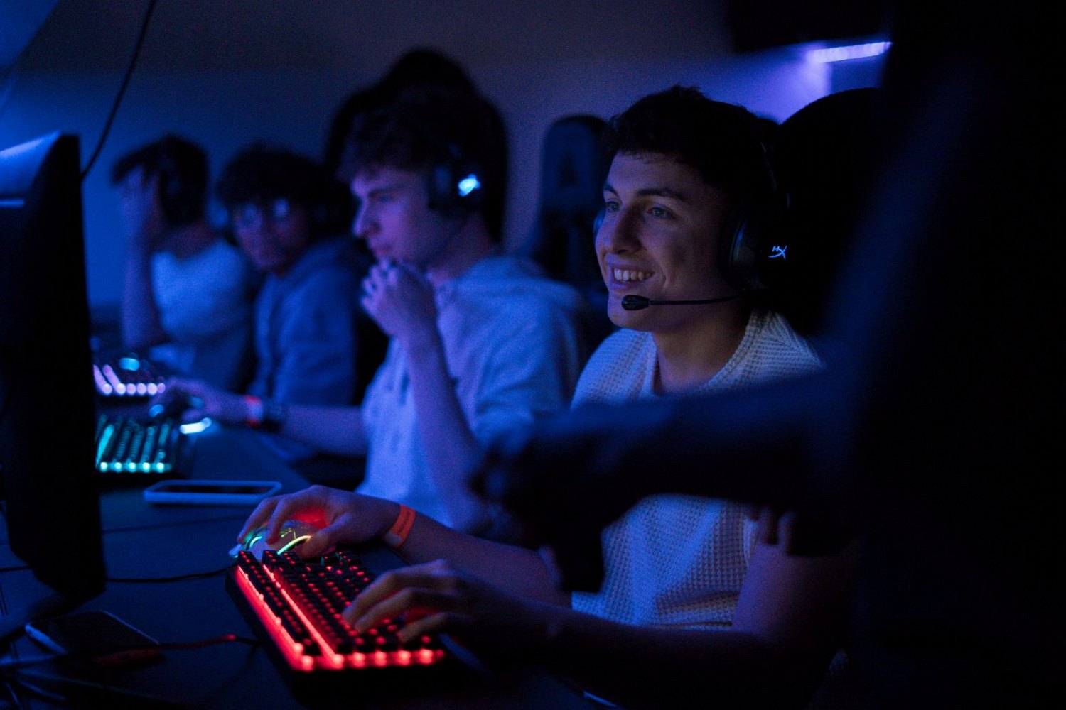 Grupo jugando en la Arena PC de Pulse Game