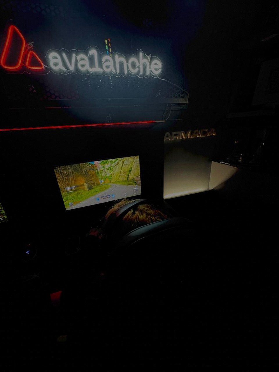 Setup Pulse Game con cartel neón avalanche